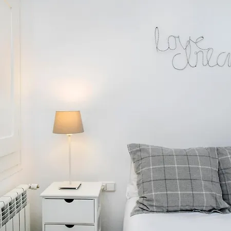 Spacious Flat In Trendy Gracia, 5mins To Tube Apartamento Barcelona